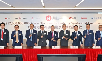 HKHS Chairman Walter Chan (8th from left), Vice-Chairman Prof Ling Kar-kan (7th from right), and Chief Executive Officer James Chan (7th from left) joined bank signatories in a toast.